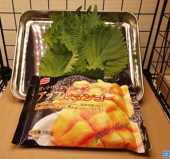 大葉とマンゴーでスムージーを作る