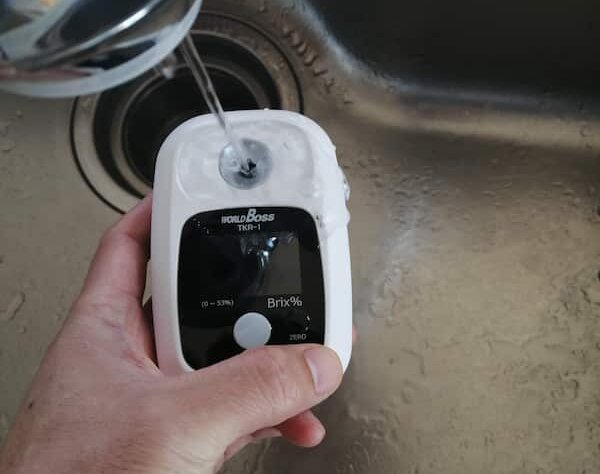 デジタル糖度計TKR-1を水洗い